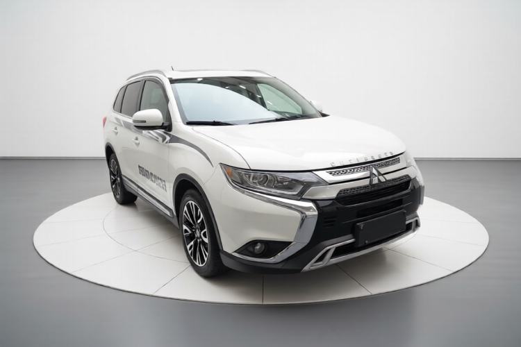 Used Mitsubishi Outlander 2020 2.0L Two-Wheel Drive Enjoyment Version 5 Seats Front Right 45 Deg