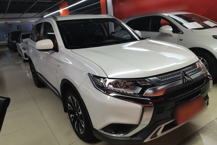 Used Mitsubishi Outlander 2020 2.0L Two-Wheel Drive Comfort Edition 5 Seats Front Right 45 Deg