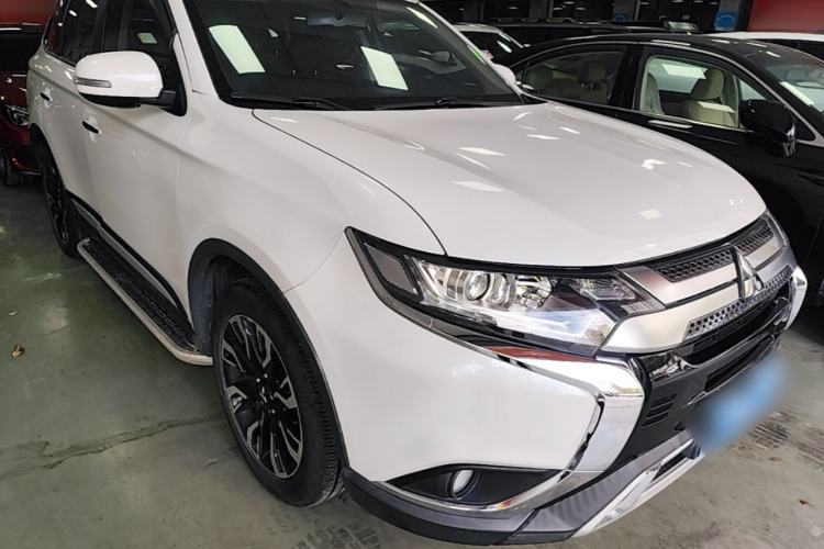 Used Mitsubishi Outlander 2020 2.0L Two-Wheel Drive Comfort Edition 7-Seater Front Right 45 Deg
