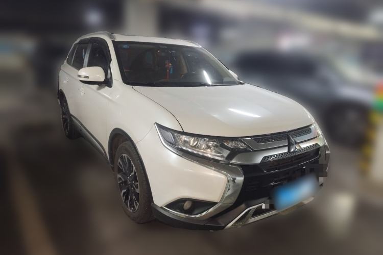 Used Mitsubishi Outlander 2020 2.0L Two-Wheel Drive Comfort Edition 7-Seater Front Right 45 Deg