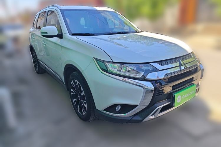 Used Mitsubishi Outlander 2020 2.0L Two-Wheel Drive Comfort Edition 7-Seater Front Right 45 Deg