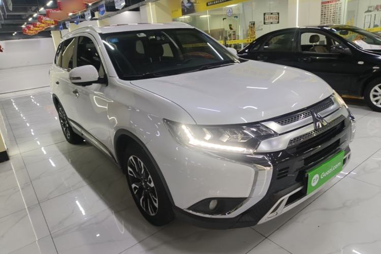Used Mitsubishi Outlander 2020 2.4L 4x4 Zhi Xiang Edition 7-Seater Front Right 45 Deg
