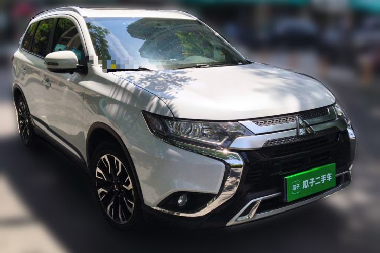 Used Mitsubishi Outlander 2020 2.0L Two-Wheel Drive Comfort Edition 7-Seater Front Right 45 Deg