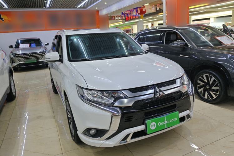 Used Mitsubishi Outlander 2020 2.0L Two-Wheel Drive Enjoyment Version 5 Seats Front Right 45 Deg