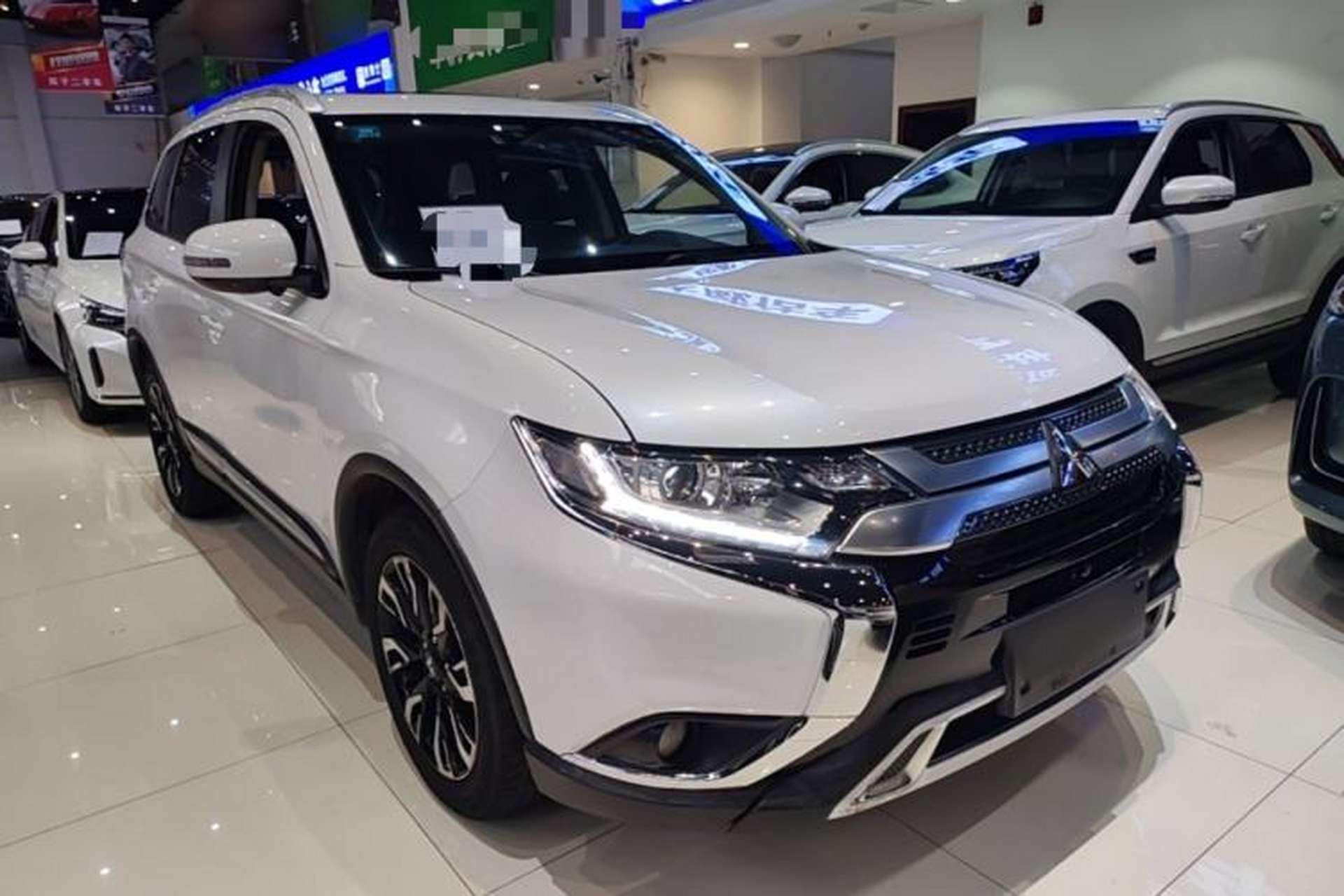 Used Mitsubishi Outlander 2020 2.0L Two-Wheel Drive Comfort Edition 7-Seater Front Right 45 Deg
