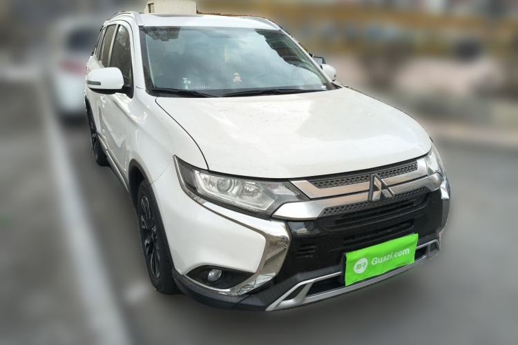 Used Mitsubishi Outlander 2020 2.0L Two-Wheel Drive Enjoyment Version 5 Seats Front Right 45 Deg