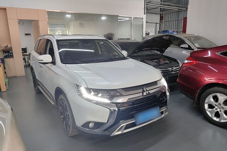 Used Mitsubishi Outlander 2020 2.4L 4x4 Zhi Xiang Edition 7-Seater Front Right 45 Deg