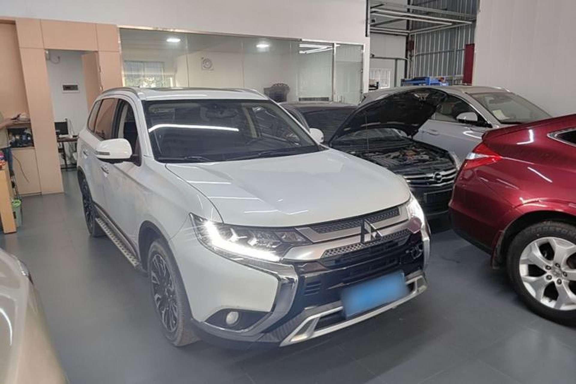 Used Mitsubishi Outlander 2020 2.4L 4x4 Zhi Xiang Edition 7-Seater Front Right 45 Deg