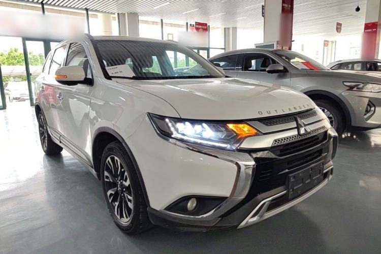 Used Mitsubishi Outlander 2020 2.4L 4x4 Zhi Xiang Edition 7-Seater Front Right 45 Deg