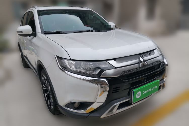 Used Mitsubishi Outlander 2020 2.0L Two-Wheel Drive Enjoyment Version 5 Seats Front Right 45 Deg