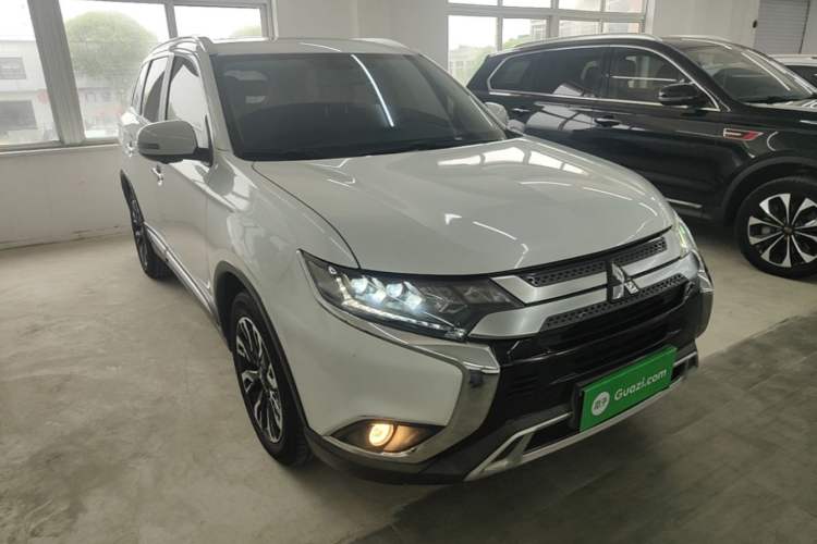 Used Mitsubishi Outlander 2020 2.4L 4x4 Zhi Xiang Edition 7-Seater Front Right 45 Deg