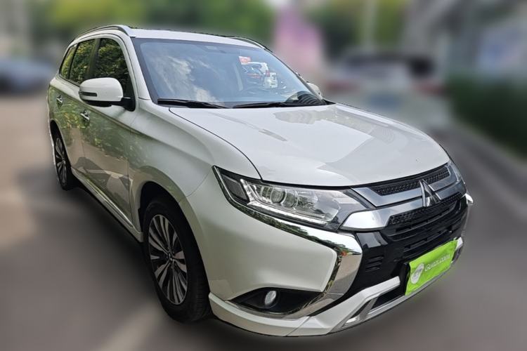 Used Mitsubishi Outlander 2020 2.0L Two-Wheel Drive Comfort Edition 7-Seater Front Right 45 Deg