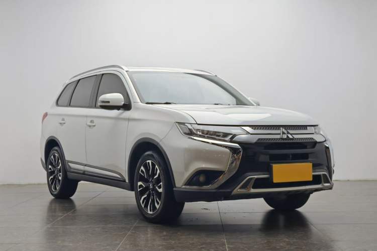 Used Mitsubishi Outlander 2020 2.0L Two-Wheel Drive Enjoyment Version 5 Seats Front Right 45 Deg