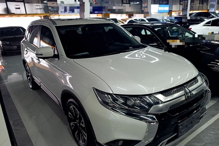 Used Mitsubishi Outlander 2020 2.4L 4x4 Zhi Xiang Edition 7-Seater Front Right 45 Deg