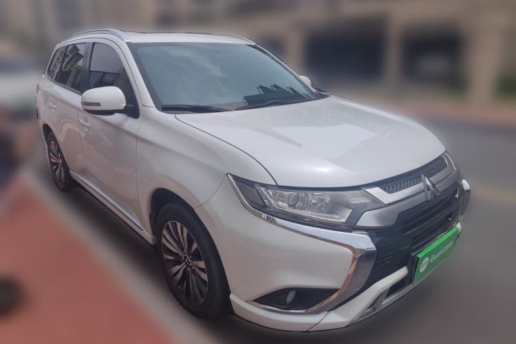 Used Mitsubishi Outlander 2020 2.0L Two-Wheel Drive Enjoyment Version 5 Seats Front Right 45 Deg
