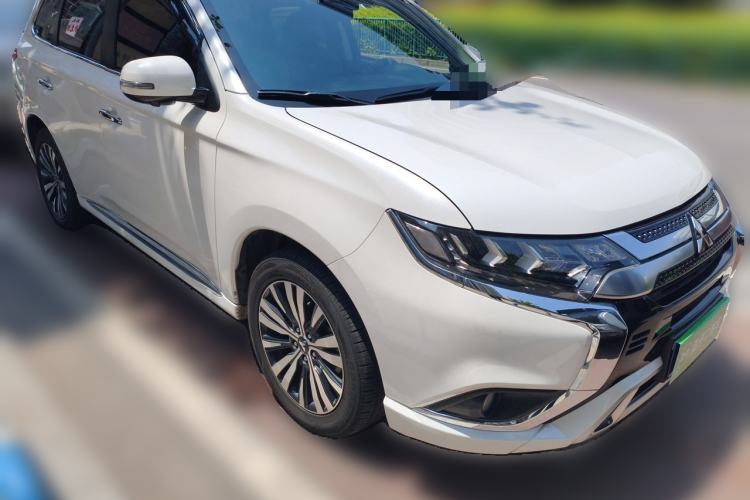 Used Mitsubishi Outlander 2020 2.4L 4x4 Zhi Xiang Edition 7-Seater Front Right 45 Deg
