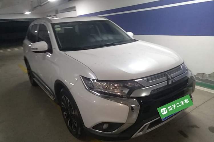 Used Mitsubishi Outlander 2020 2.0L Two-Wheel Drive Enjoyment Version 5 Seats Front Right 45 Deg