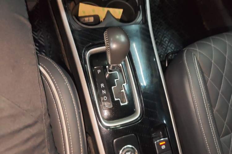 Used Mitsubishi Outlander 2020 2.4L 4x4 Zhi Xiang Edition 5 Seats Gear Lever
