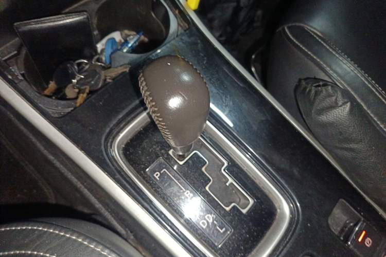 Used Mitsubishi Outlander 2020 2.0L Two-Wheel Drive Comfort Edition 7-Seater Gear Lever