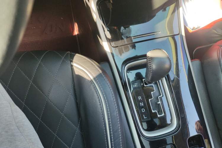 Used Mitsubishi Outlander 2020 2.4L 4x4 Zhi Xiang Edition 7-Seater Gear Lever