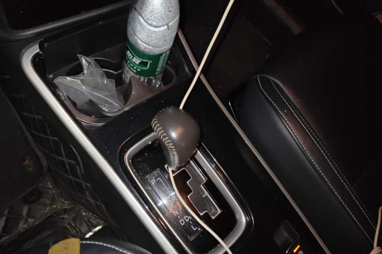 Used Mitsubishi Outlander 2020 2.0L Two-Wheel Drive Comfort Edition 7-Seater Gear Lever