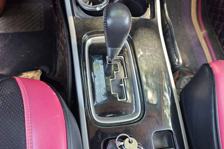 Used Mitsubishi Outlander 2020 2.0L Two-Wheel Drive Comfort Edition 7-Seater Gear Lever