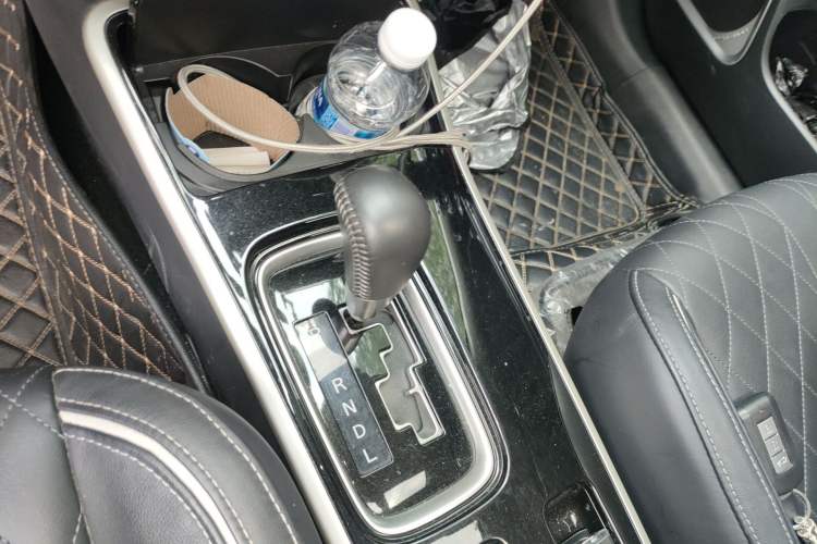 Used Mitsubishi Outlander 2020 2.4L 4x4 Zhi Xiang Edition 5 Seats Gear Lever