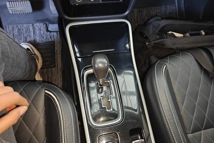 Used Mitsubishi Outlander 2020 2.4L 4x4 Zhi Xiang Edition 7-Seater Gear Lever