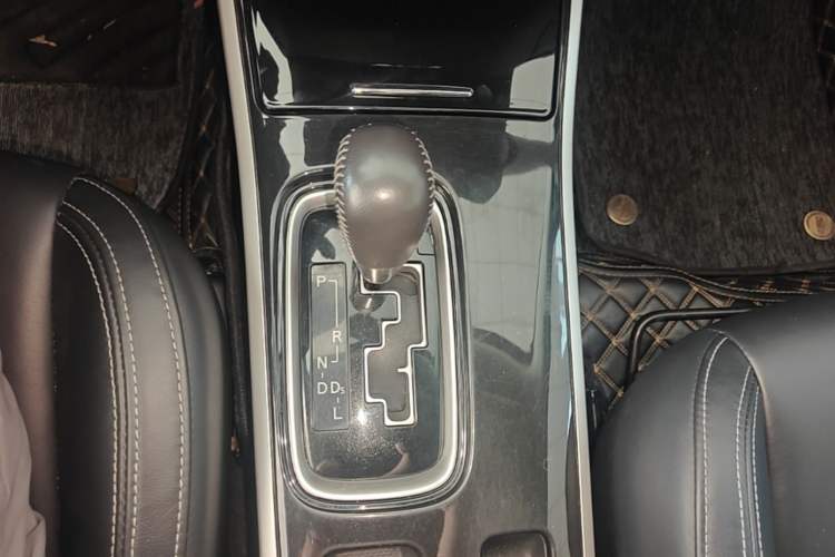 Used Mitsubishi Outlander 2020 2.0L Two-Wheel Drive Comfort Edition 7-Seater Gear Lever