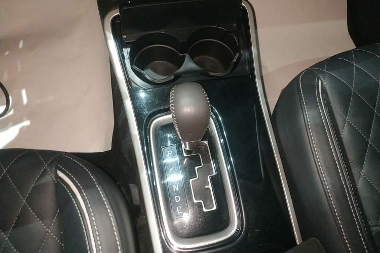 Used Mitsubishi Outlander 2020 2.4L 4x4 Zhi Xiang Edition 5 Seats Gear Lever
