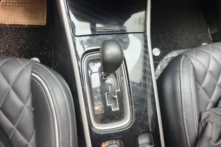 Used Mitsubishi Outlander 2020 2.0L Two-Wheel Drive Comfort Edition 7-Seater Gear Lever