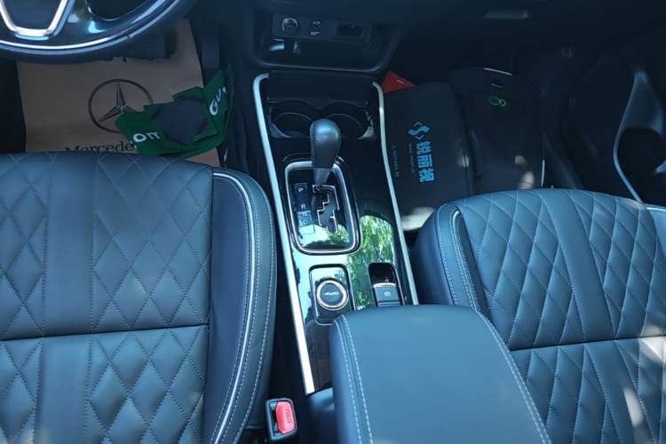 Used Mitsubishi Outlander 2020 2.4L 4x4 Zhi Xiang Edition 7-Seater Gear Lever