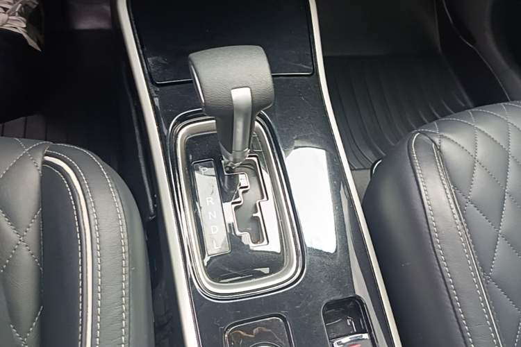 Used Mitsubishi Outlander 2020 2.4L 4x4 Zhi Xiang Edition 7-Seater Gear Lever