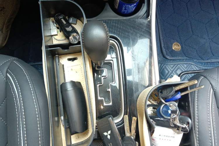 Used Mitsubishi Outlander 2020 2.0L Two-Wheel Drive Comfort Edition 7-Seater Gear Lever