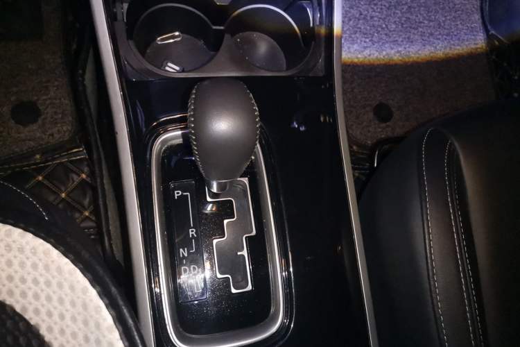 Used Mitsubishi Outlander 2020 2.0L Two-Wheel Drive Comfort Edition 7-Seater Gear Lever
