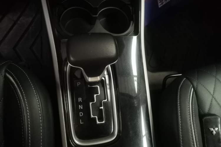 Used Mitsubishi Outlander 2020 2.4L 4x4 Zhi Xiang Edition 5 Seats Gear Lever