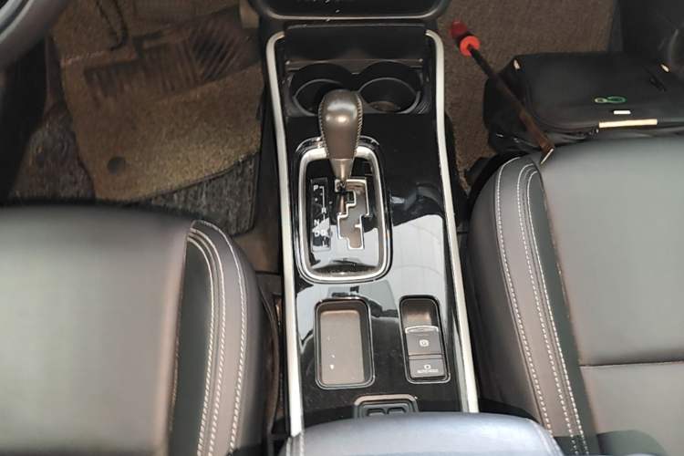Used Mitsubishi Outlander 2020 2.0L Two-Wheel Drive Comfort Edition 7-Seater Gear Lever