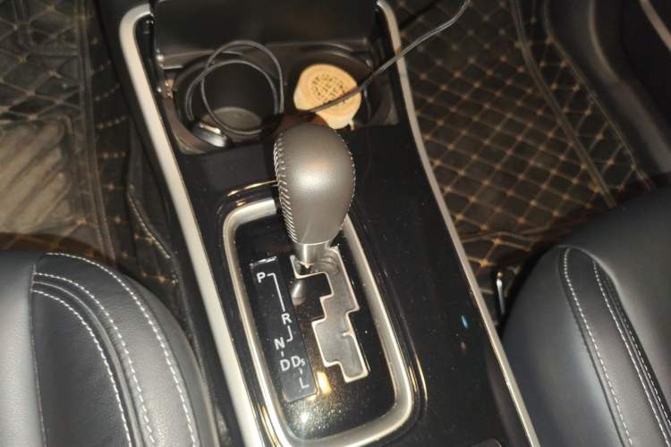 Used Mitsubishi Outlander 2020 2.0L Two-Wheel Drive Comfort Edition 7-Seater Gear Lever