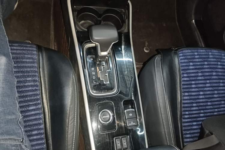 Used Mitsubishi Outlander 2020 2.4L 4x4 Zhi Xiang Edition 5 Seats Gear Lever