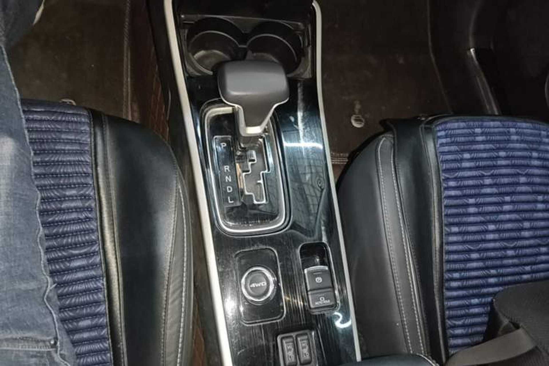 Used Mitsubishi Outlander 2020 2.4L 4x4 Zhi Xiang Edition 5 Seats Gear Lever
