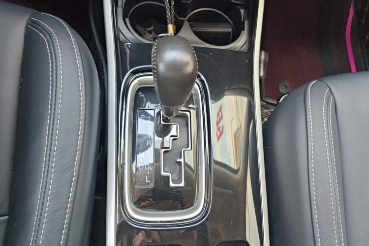 Used Mitsubishi Outlander 2020 2.0L Two-Wheel Drive Comfort Edition 7-Seater Gear Lever