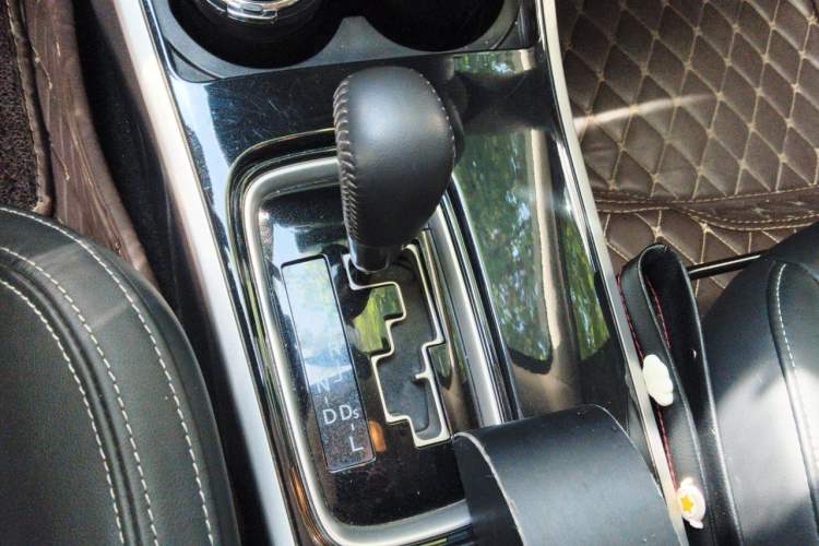 Used Mitsubishi Outlander 2020 2.0L Two-Wheel Drive Comfort Edition 7-Seater Gear Lever
