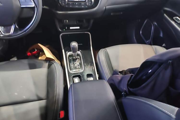 Used Mitsubishi Outlander 2020 2.0L Two-Wheel Drive Comfort Edition 7-Seater Gear Lever