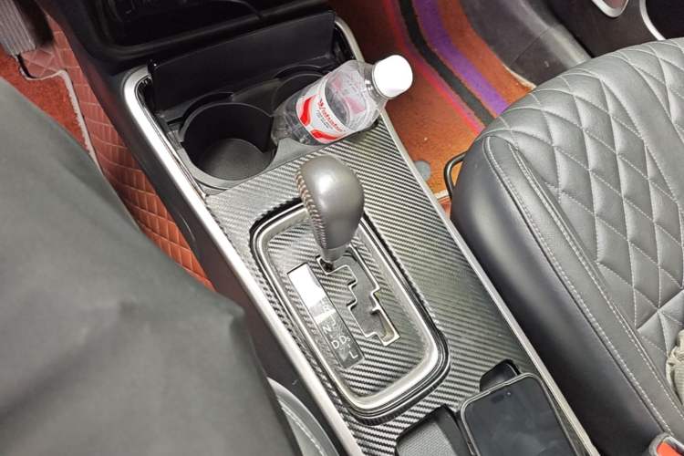 Used Mitsubishi Outlander 2020 2.0L Two-Wheel Drive Comfort Edition 7-Seater Gear Lever