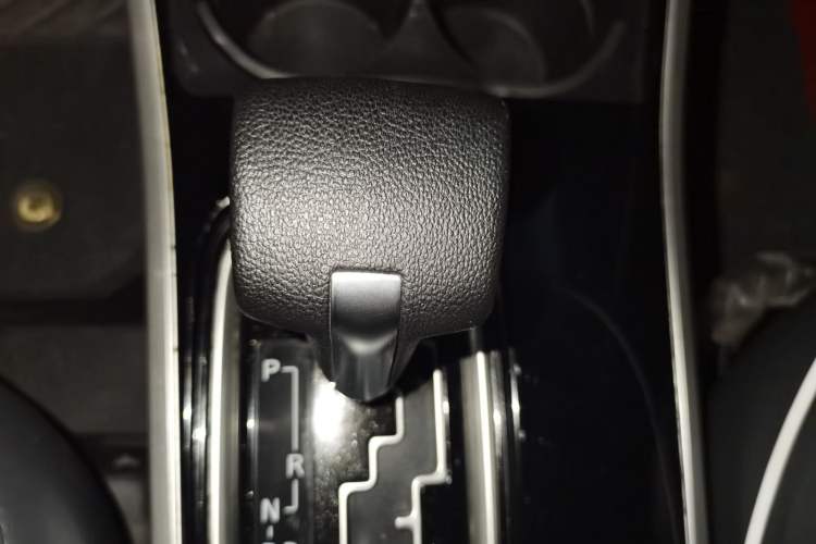 Used Mitsubishi Outlander 2020 2.0L Two-Wheel Drive Comfort Edition 7-Seater Gear Lever