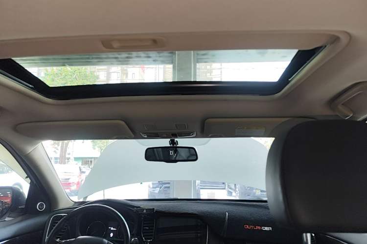 Used Mitsubishi Outlander 2020 2.0L Two-Wheel Drive Comfort Edition 7-Seater Headliner