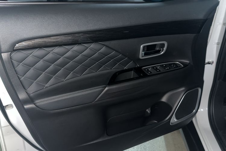 Used Mitsubishi Outlander 2020 2.4L 4x4 Zhi Xiang Edition 7-Seater Interior 1