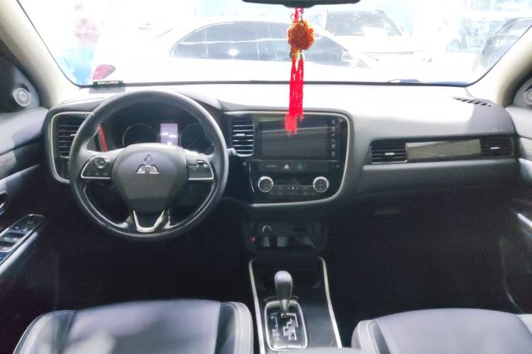 Used Mitsubishi Outlander 2020 2.0L Two-Wheel Drive Enjoyment Version 5 Seats Interior 1