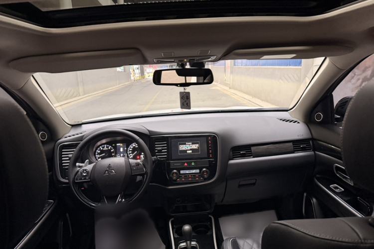 Used Mitsubishi Outlander 2020 2.4L 4x4 Zhi Xiang Edition 5 Seats Interior 1