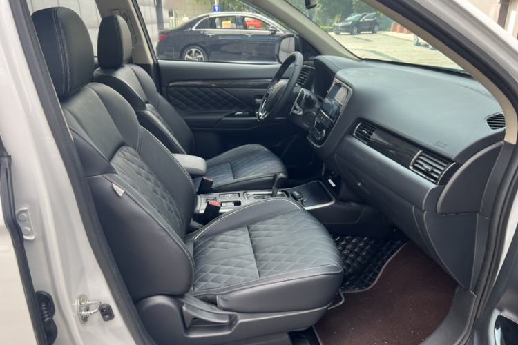 Used Mitsubishi Outlander 2020 2.4L 4x4 Zhi Xiang Edition 5 Seats Interior 2